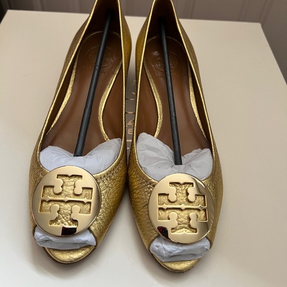 Tory Burch gold leather low heel wedge - Picture 1 of 4